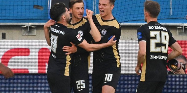 德乙升级附加赛！2-2，3分钟连扳2球，德甲第16逼平德乙第3