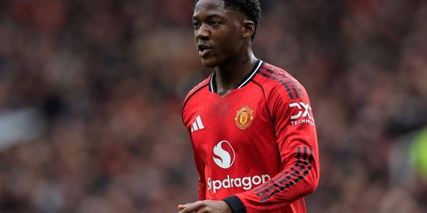 20岁曼联小将赛季“过山车”：从被阿莫林放弃，到续约薪资翻倍